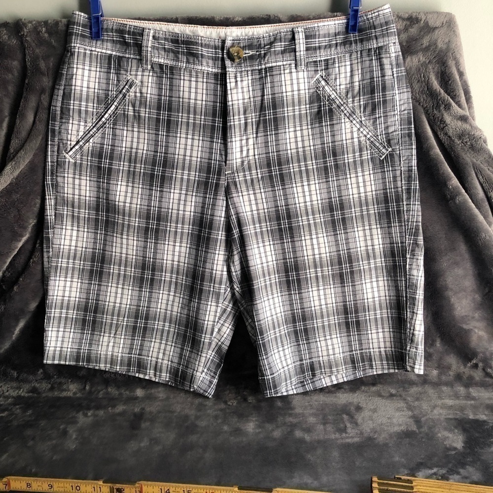 𝅺DOCKERS Plaid‎ shorts size 8